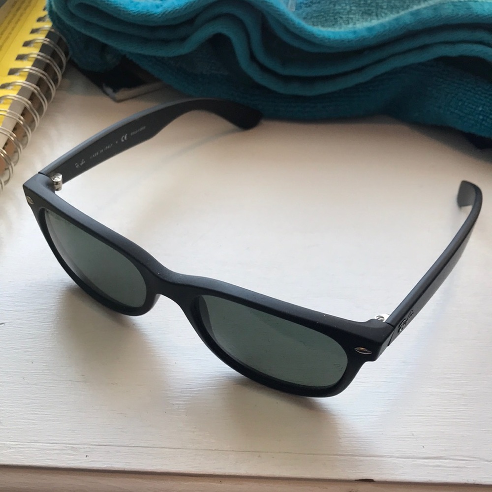 Black Rayban wayfarer sunglasses
